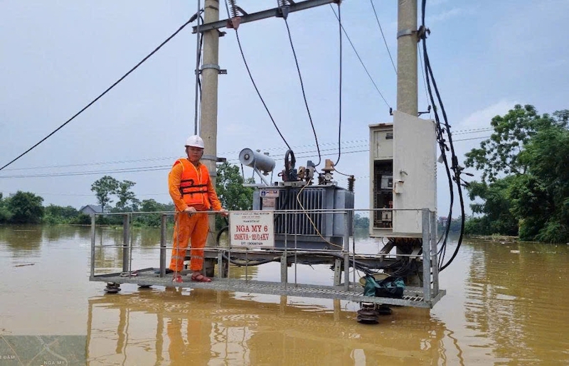 Tổng cộng, 750 trạm biến áp phân phối bị ngập lụt, phải cắt điện, ảnh hưởng đến khoảng 328.000 khách hàng trên địa bàn.