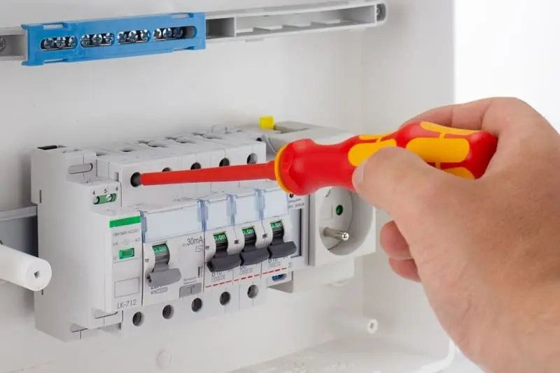 Cách xử lý aptomat kêu rè rè