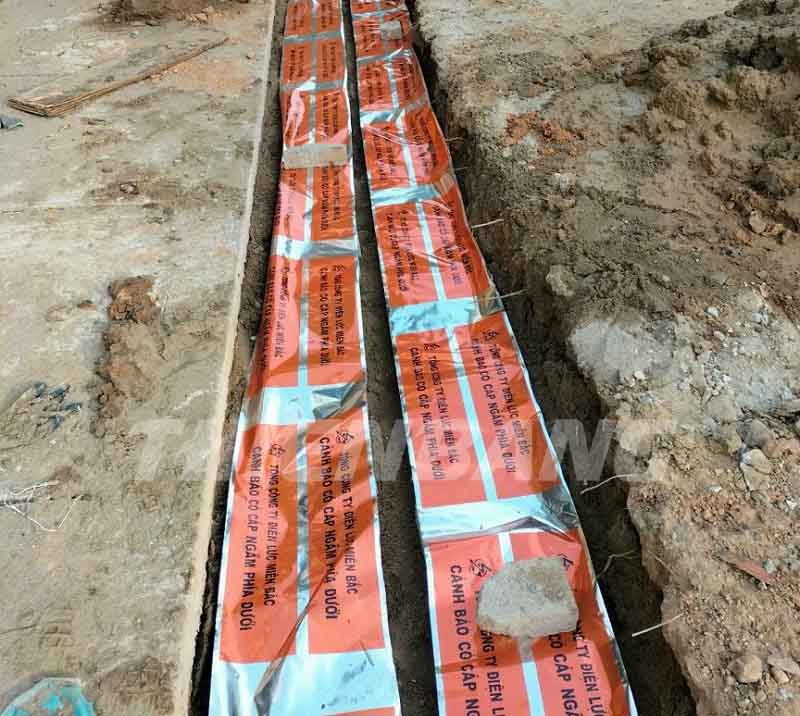 Quy Trình Thi Công Cáp Điện Ngầm: 5 Bước Chuẩn TCVN & An Toàn 4 Bảo Vệ Cơ Học & Băng Báo Hiệu