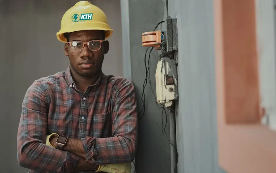 Sửa Chữa Biến Tần TPHCM: Quy Trình "Đo Nguội" & Báo Giá 2025 3 Hình ảnh kiểm tra Module IGBT bằng đồng hồ vạn năng