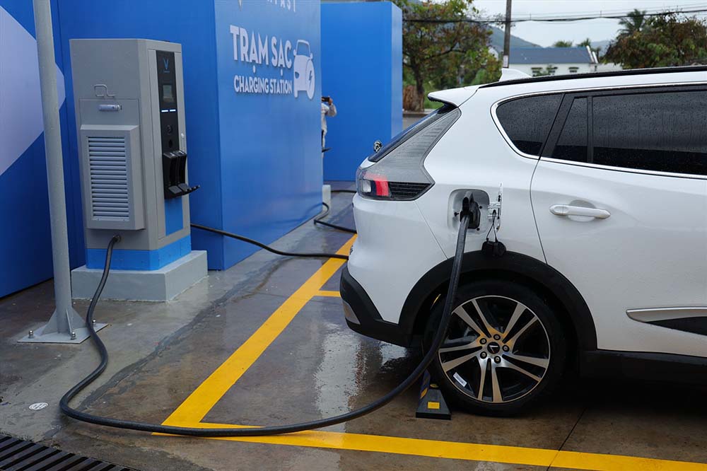 LẮP ĐẶT TRẠM SẠC XE ĐIỆN