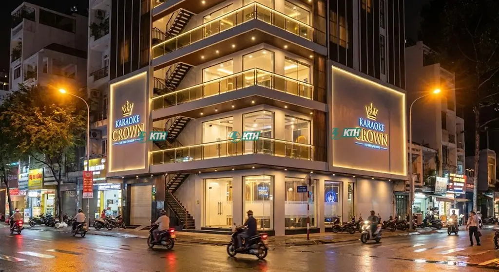 Mẫu thiết kế mặt tiền quán karaoke đúng quy định PCCC mới nhất: Không lắp biển hiệu quảng cáo che kín ban công và lối thoát nạn khẩn cấp.