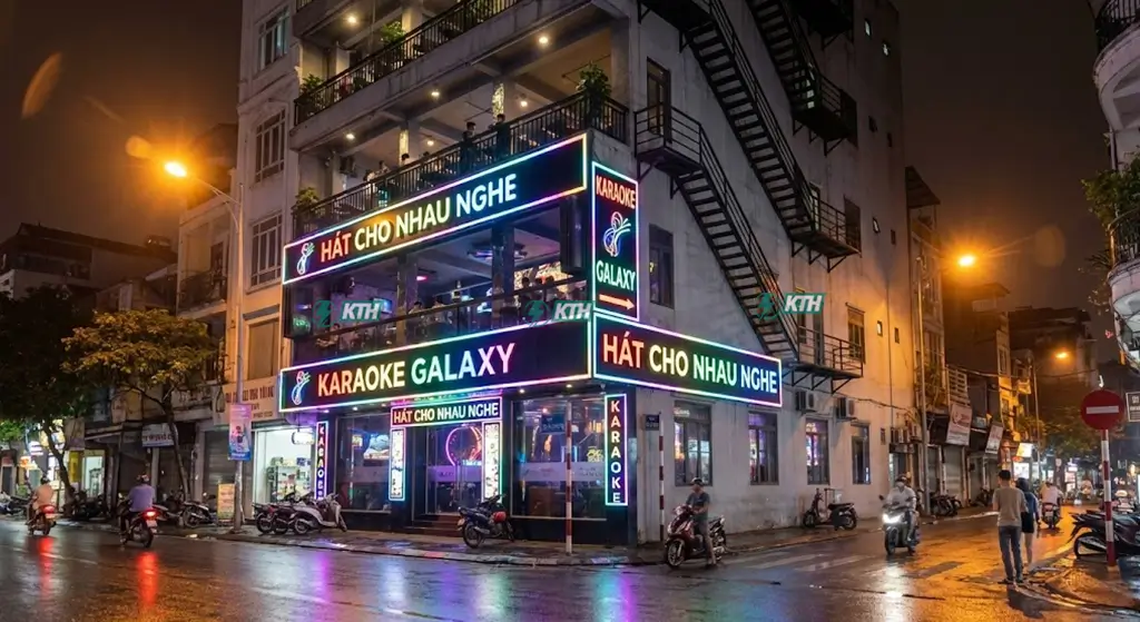 Mẫu thiết kế biển hiệu quán karaoke đúng quy định PCCC mới nhất 2025 không ốp kín mặt tiền và che chắn lối thoát nạn khẩn cấp.