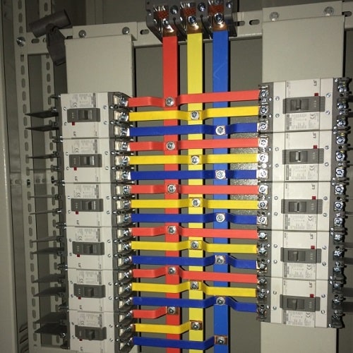 So sánh đi dây cáp và thanh cái đồng trong tủ điện