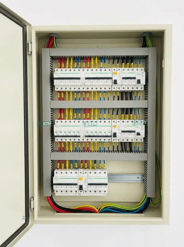 Thi Công Điện Biệt Thự & Penthouse: Giải Pháp Smarthome & An Toàn 2025 2 Tủ điện 3 pha biệt thự với dây dẫn được đánh nhãn labeling và đi dây gọn gàng chuẩn kỹ thuật.