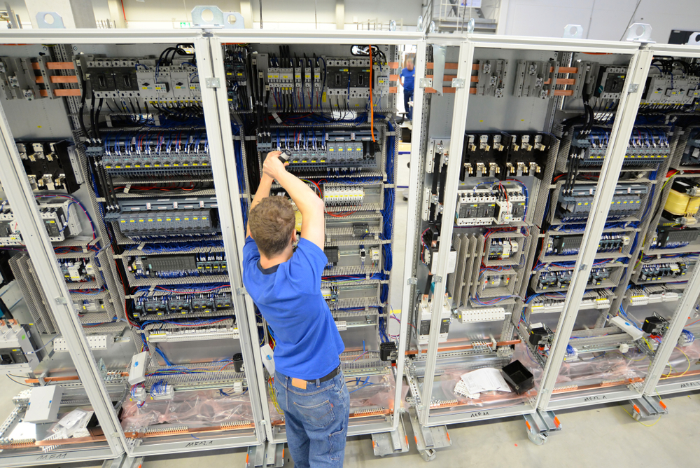 Kỹ sư điện MBT đang lắp ráp tủ điện ATS
