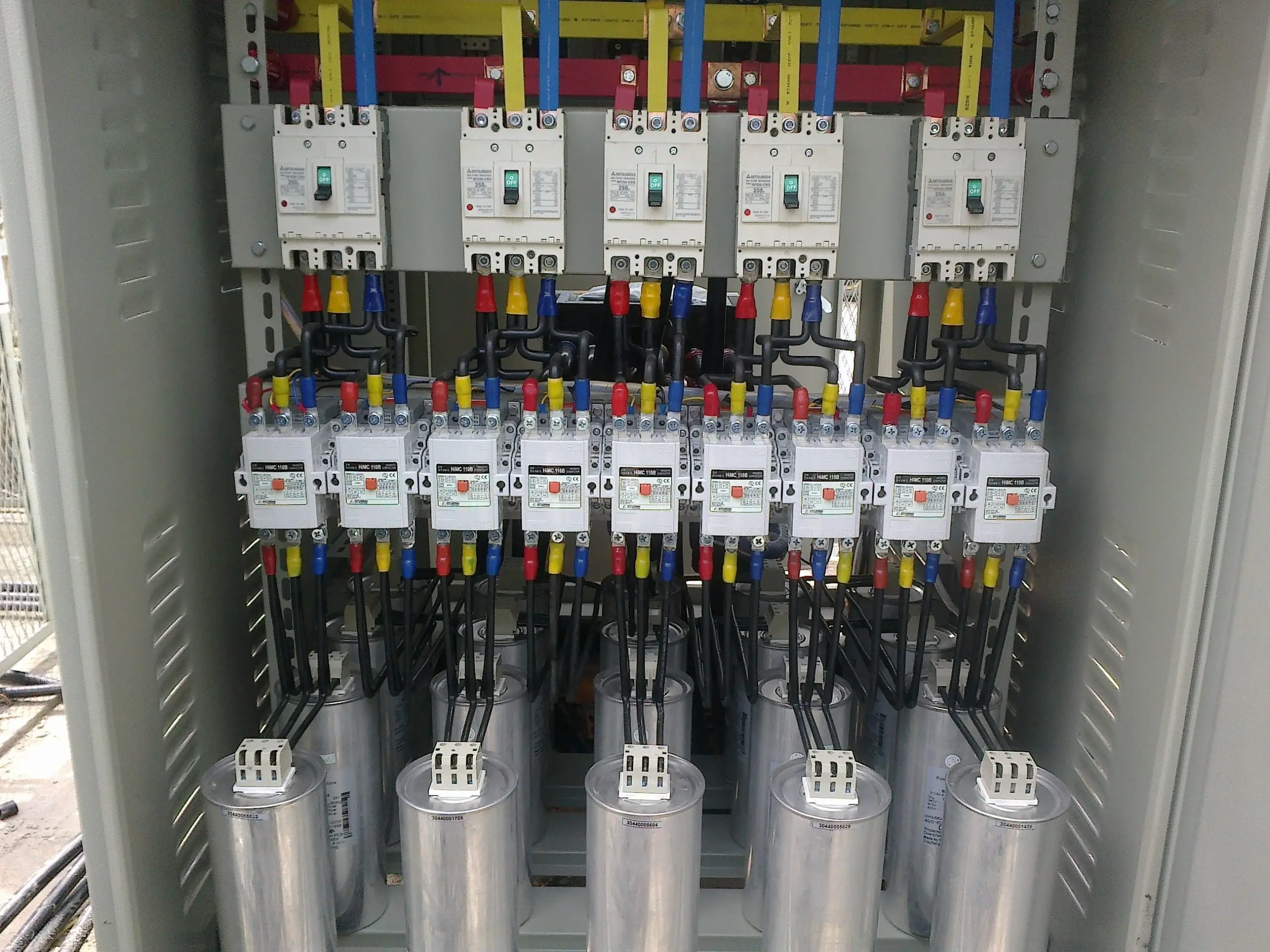 Hệ Số Công Suất Thấp: Cách Tính Tiền Phạt & Giải Pháp 2025 3 lắp đặt tụ bù