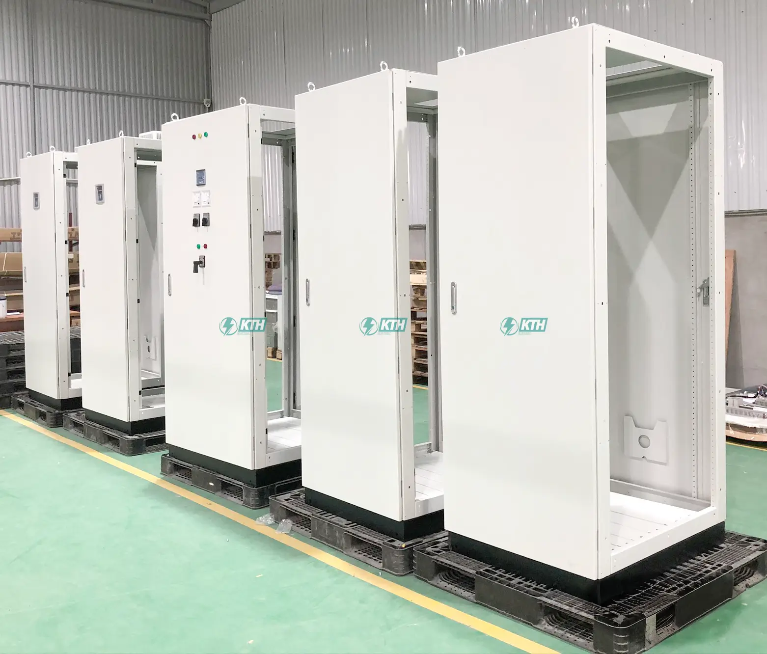 Vỏ tủ điện sau khi lắp ráp được chuyển sang xưởng điện