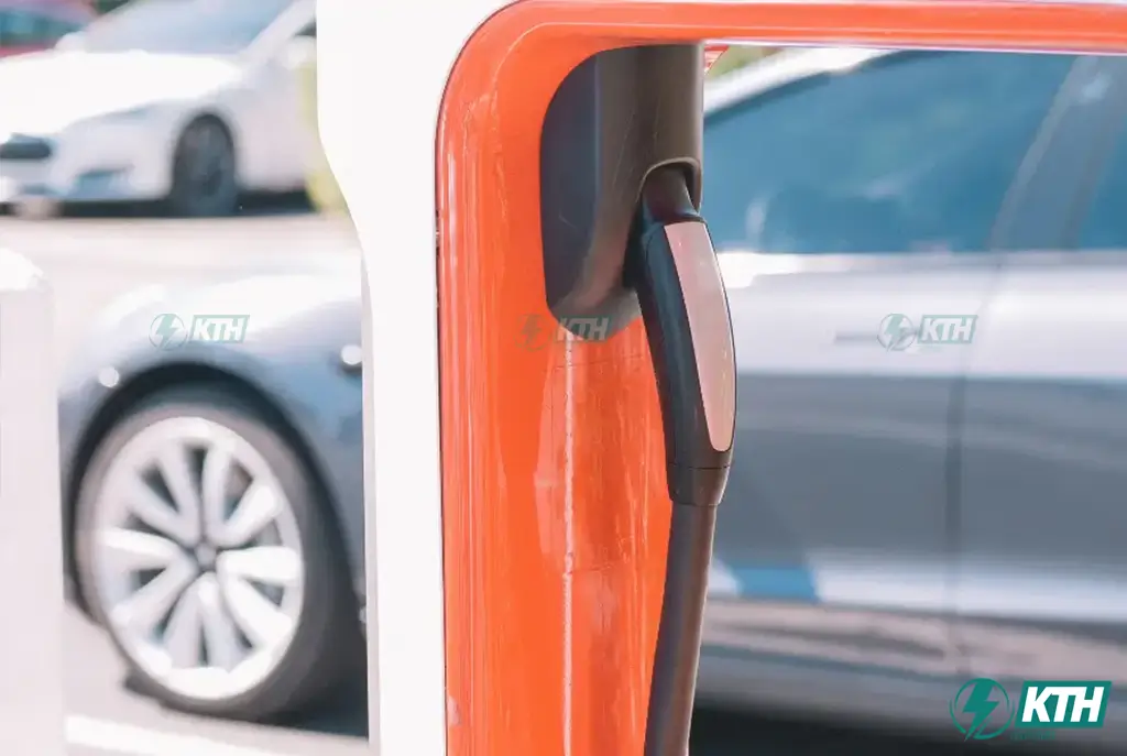 Chi Phí Lắp Sạc Tesla Tại Nhà 240V: Bảng Giá Chi Tiết 2025 1 Chi phí lắp đặt ổ cắm 240V để sạc cho xe Tesla là bao nhiêu?