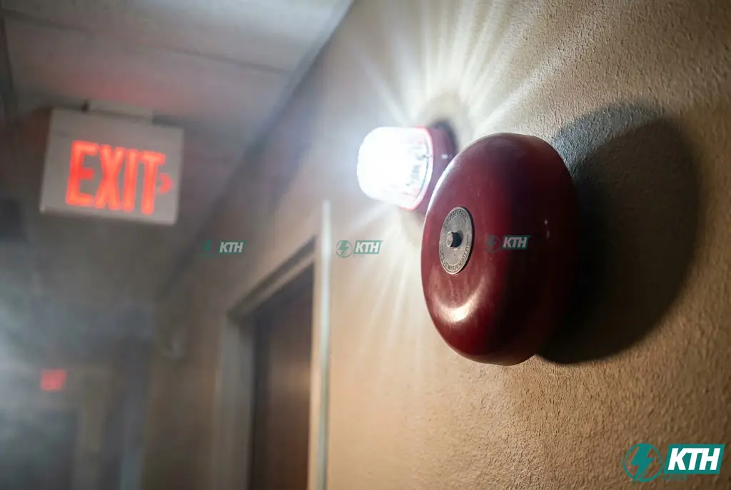 Tổ hợp chuông đèn báo cháy và nút nhấn khẩn cấp được lắp đặt tại hành lang thoát hiểm.