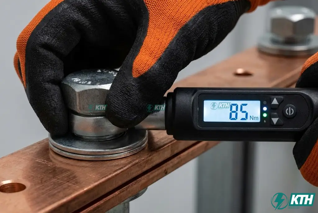 Kỹ thuật viên sử dụng cờ lê lực chuyên dụng để kiểm tra và siết lại bulon khớp nối busway theo tiêu chuẩn nhà sản xuất.