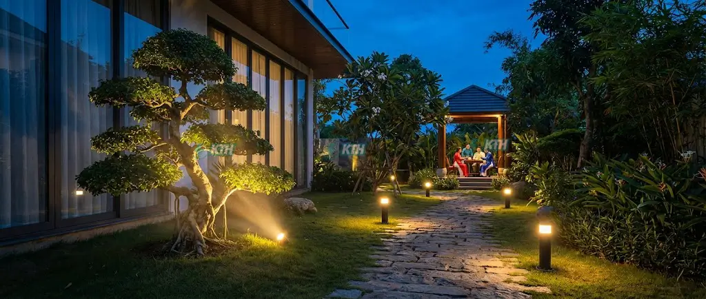 Tổng hợp mẫu đèn sân vườn đẹp cho biệt thự hiện đại với ánh sáng vàng 3000K ấm cúng và sang trọng năm 2026.