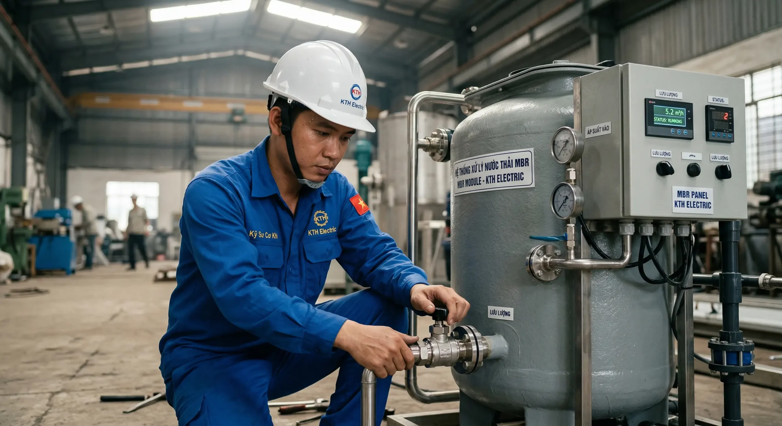 Kỹ sư KTH Electric đang lắp đặt màng lọc sinh học trong hệ thống xử lý nước thải MBR hợp khối composite FRP đạt chuẩn QCVN 40:2021.