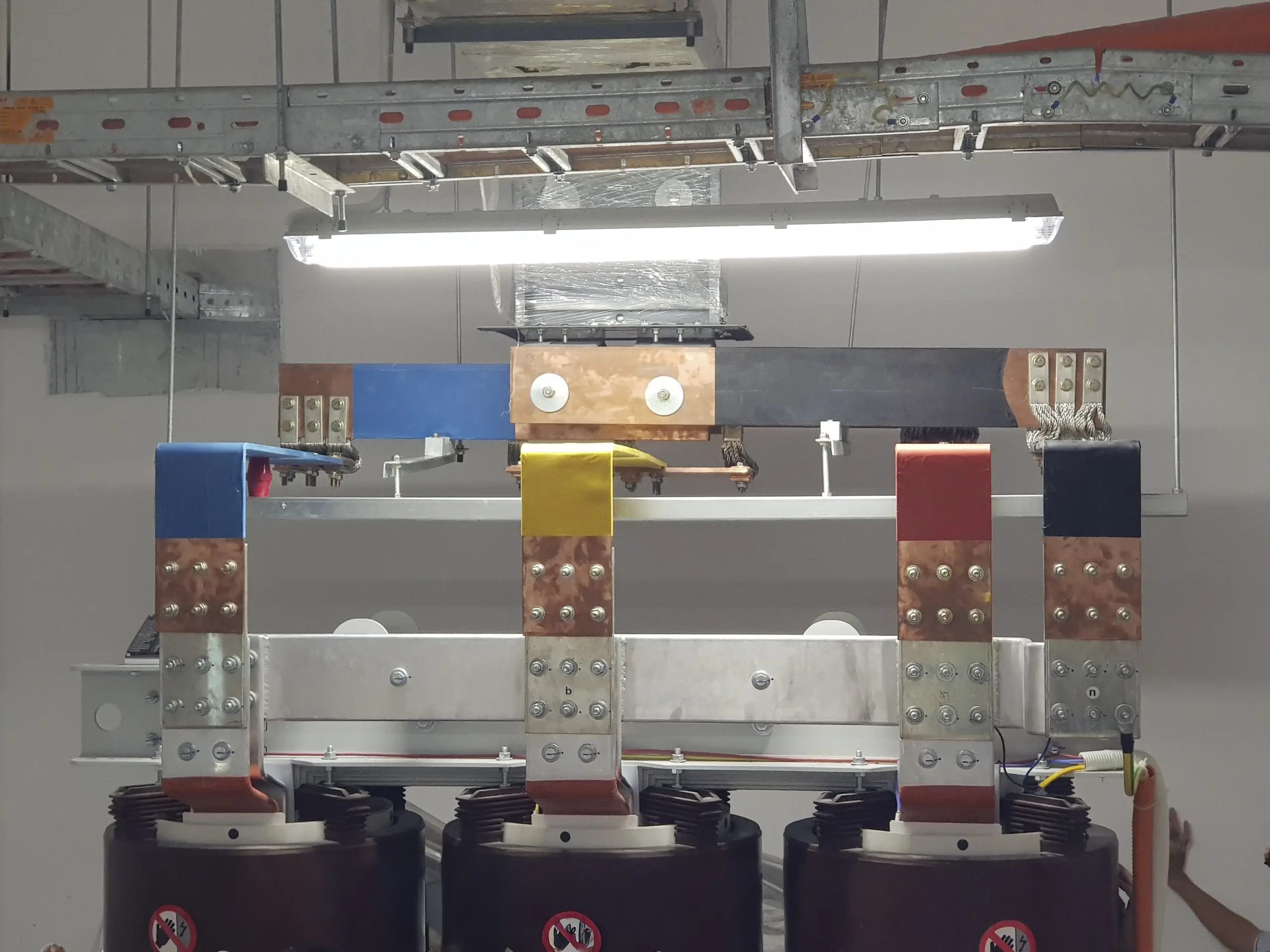 Thanh Dẫn Điện Busway Là Gì? Giải Pháp Thay Thế Cáp Điện 2026 1 Hệ thống Busway kết nối máy biến áp và tủ điện hạ thế