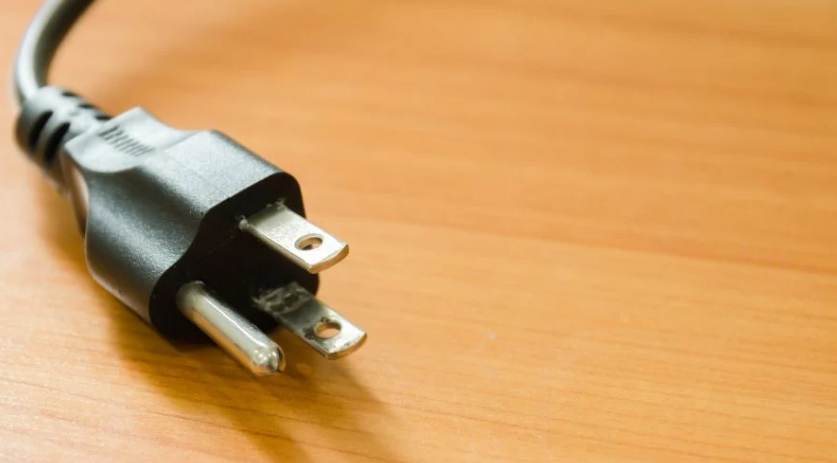 Phích cắm điện 3 chấu gồm 2 chấu dẹt, 1 chấu tròn