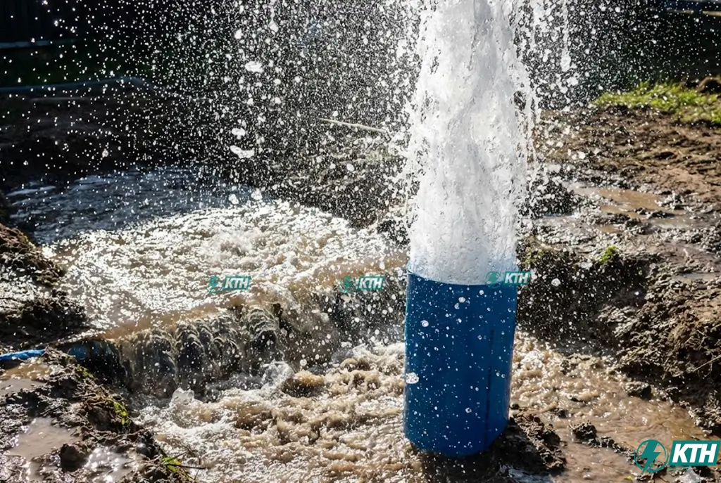 Quy trình sục rửa giếng khoan công nghiệp bằng máy nén khí áp lực cao cho nước chảy mạnh và trong vắt.