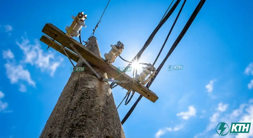 Hệ thống cầu chì tự rơi FCO lắp đặt trên cột điện bảo vệ trạm biến áp khỏi sự cố quá tải và ngắn mạch.