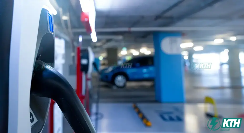 Mô phỏng cấu trúc pin xe điện Lithium-ion và hệ thống quản lý nhiệt khi chịu tải dòng điện cường độ cao từ trạm sạc nhanh.