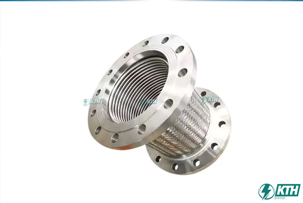 Kỹ sư kiểm tra khớp nối mềm cao su chống rung trong hệ thống đường ống công nghiệp tại nhà máy.