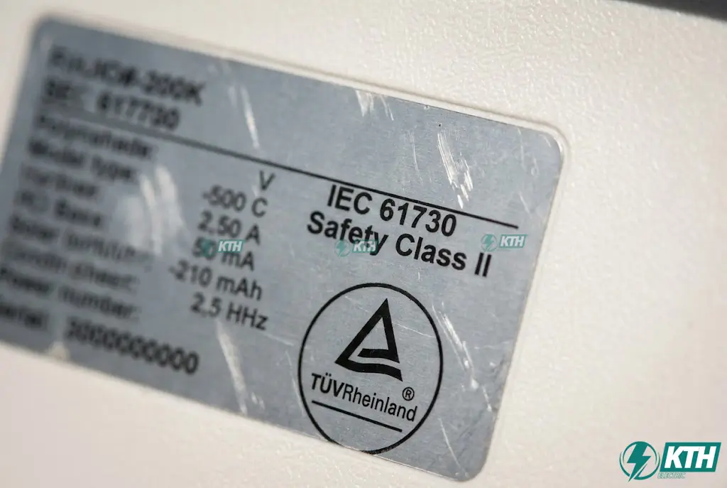 Cách nhận biết tem nhãn có in dòng chữ IEC 61730 và logo TUV Rheinland phía sau tấm pin mặt trời chính hãng.