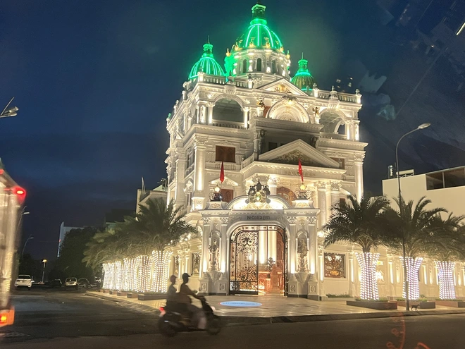 Tổng quan dự án thi công điện MEP biệt thự Ngân Collagen với hệ thống chiếu sáng thông minh lung linh về đêm.